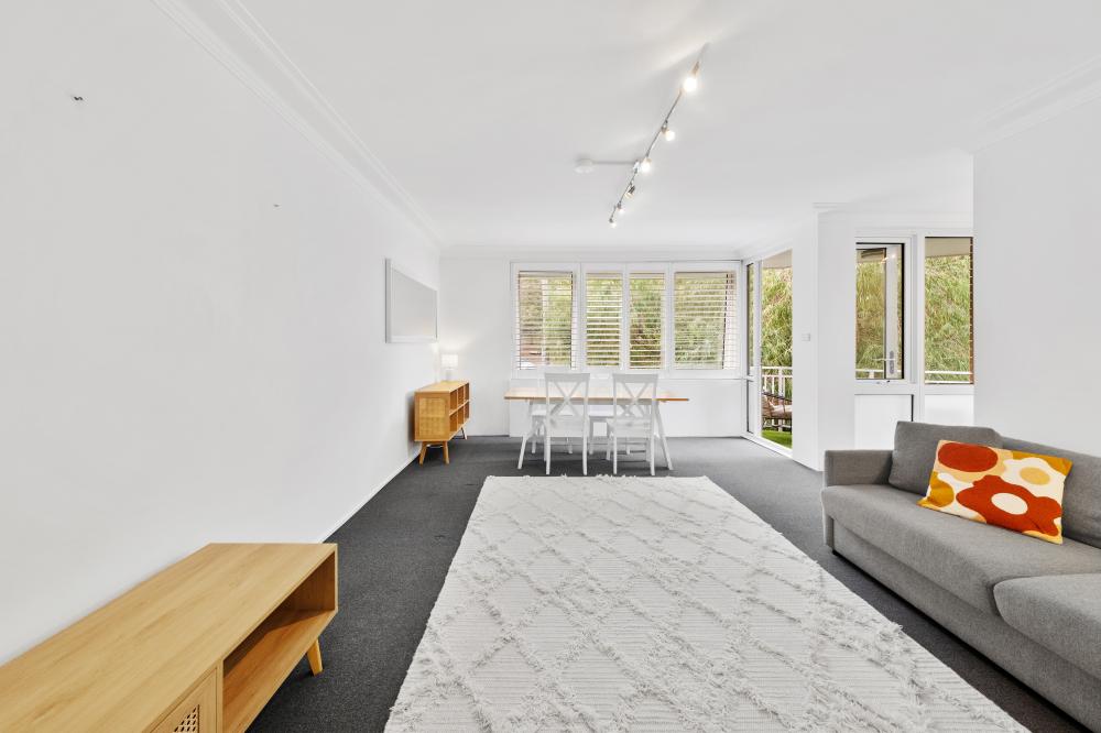 Modern, light, spacious, fully furnished unit with an advantageous location