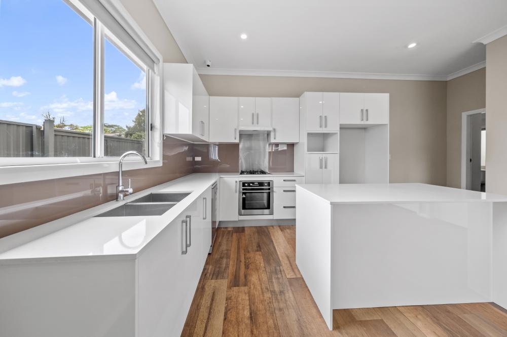 Modern 2 Bedroom Granny Flat with Lock Up Garage